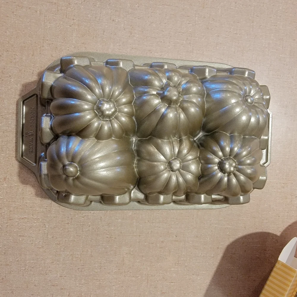 Williams Sonoma Pumpkin Harvest Loaf Pan by Nordic‎ Ware